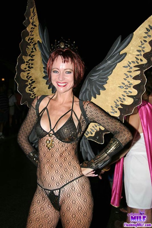 /content/flashing-milf/galleries/011/full/009.jpg