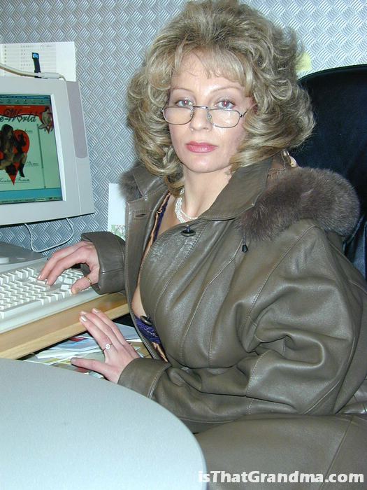 /content/is-that-grandma/galleries/laura-grandma_at_the_office/full/03.jpg