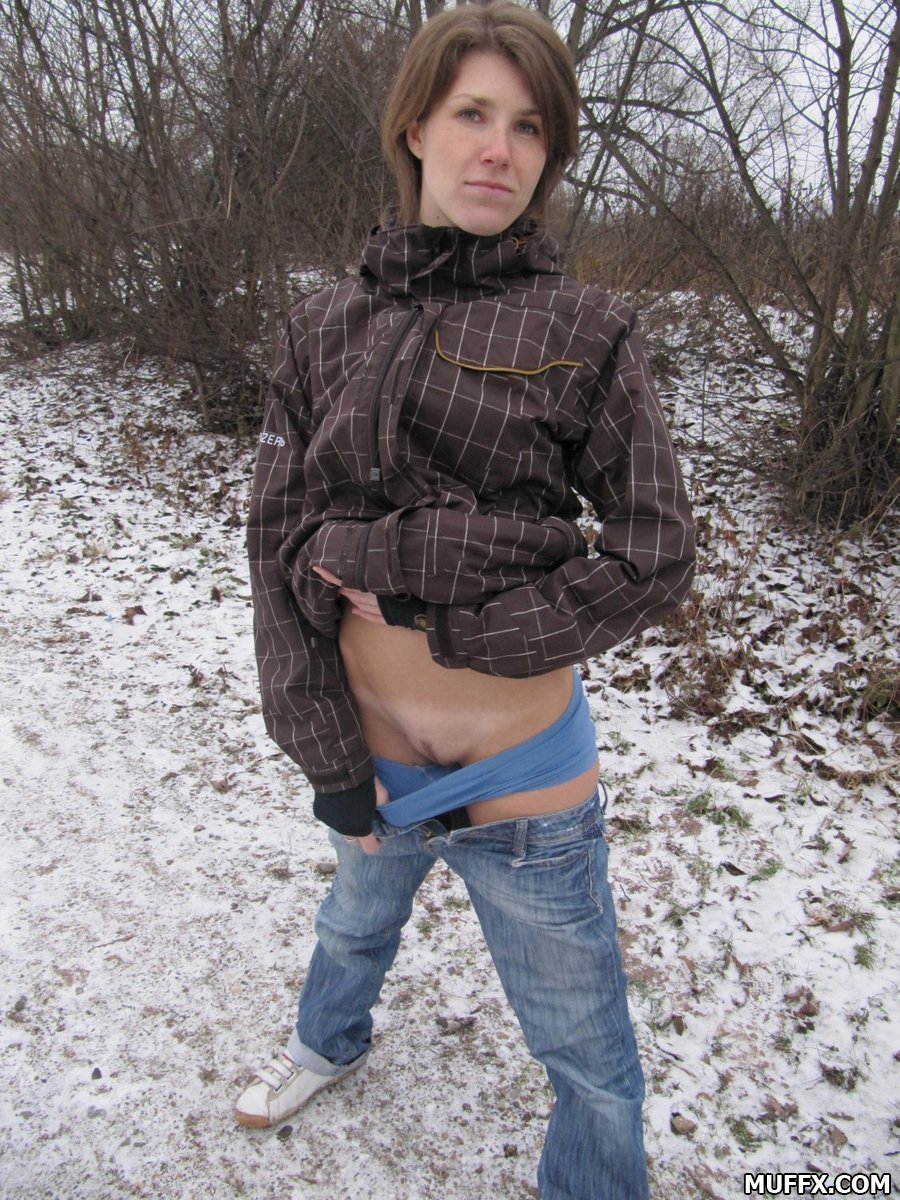 /content/milf-gfs/galleries/fran_m-amateur_milf_flashing_in_snow-032812/full/11.jpg