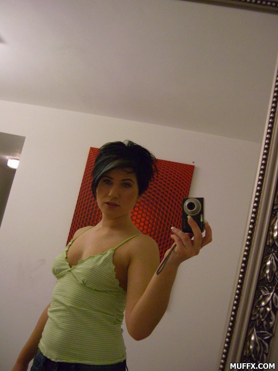 /content/milf-gfs/galleries/muriel_a-milf_mirror_selfshots-032812/full/01.jpg