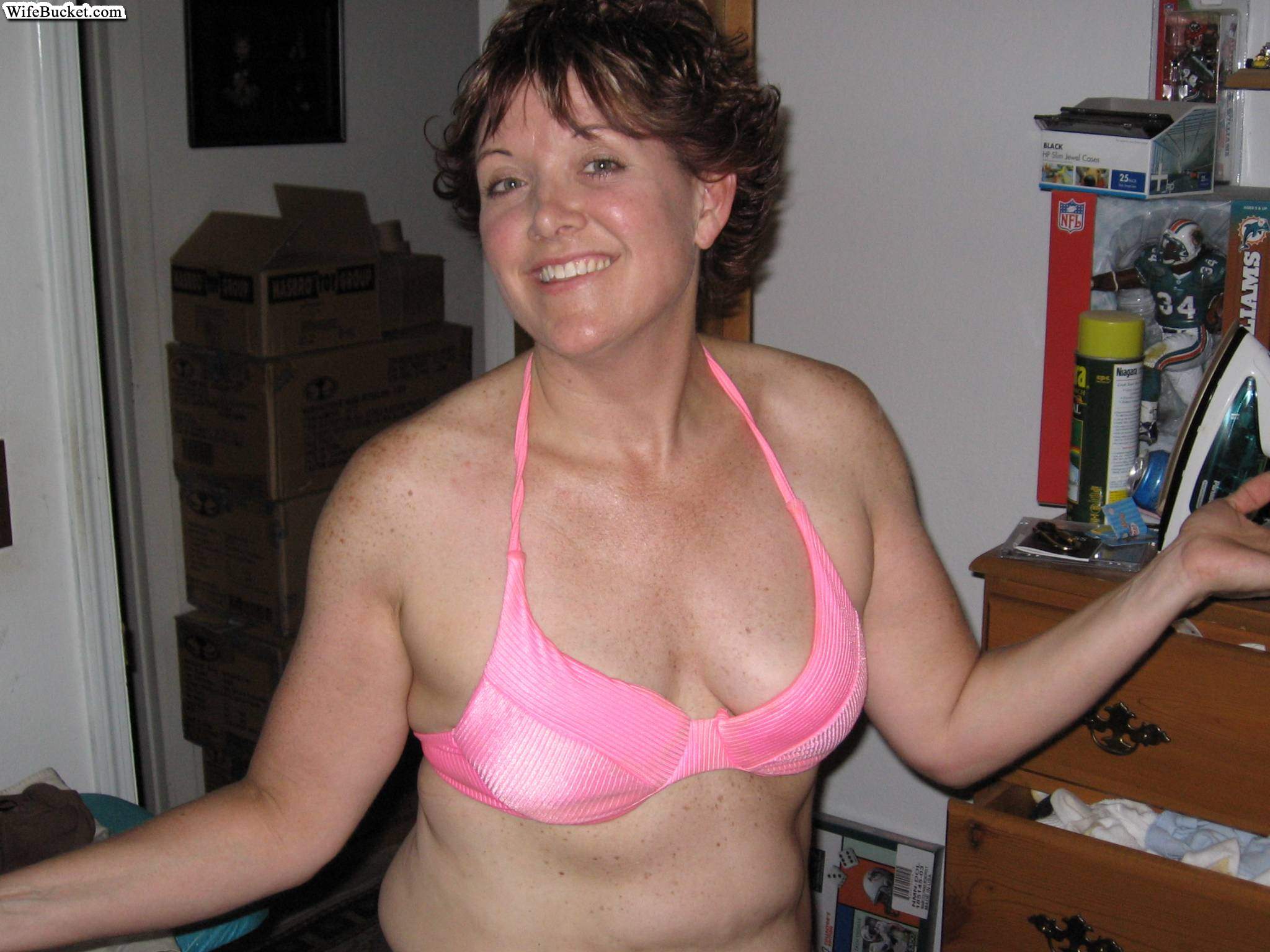/content/wife-bucket/galleries/p08-naked_amateur_wives_milfs_posing/full/posing_001980.jpg