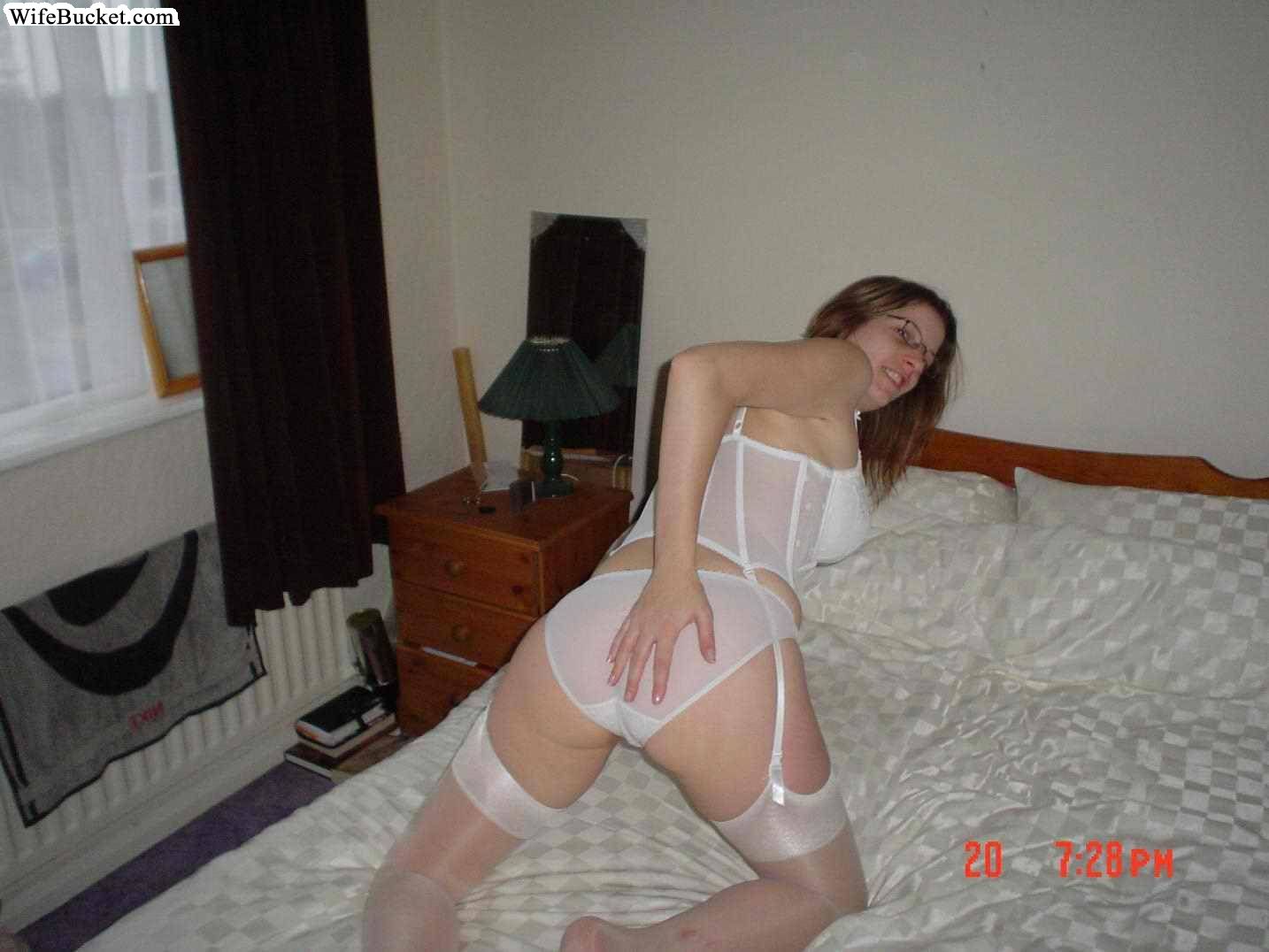 /content/wife-bucket/galleries/p19-naked_amateur_wives_milfs_posing/full/posing_008946.jpg