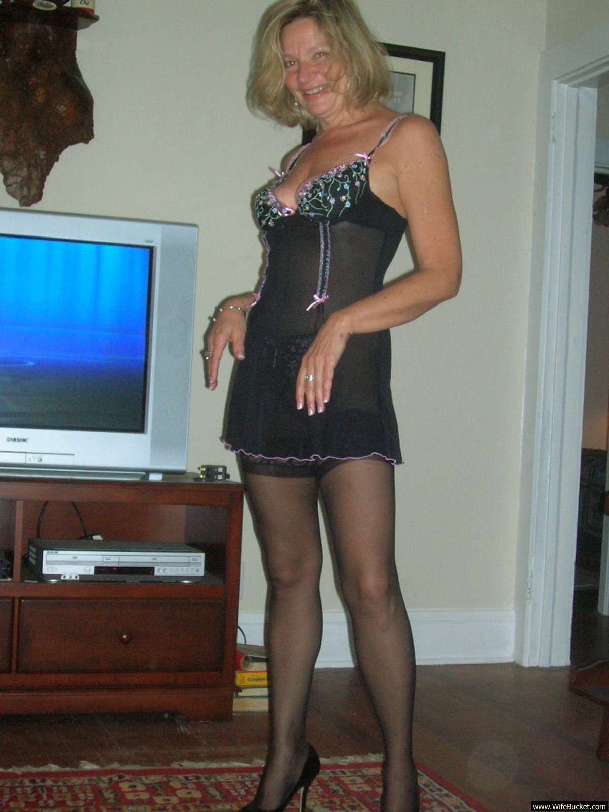 /content/wife-bucket/galleries/s14-naked_amateur_wives_milfs_posing/full/posing_015789.jpg